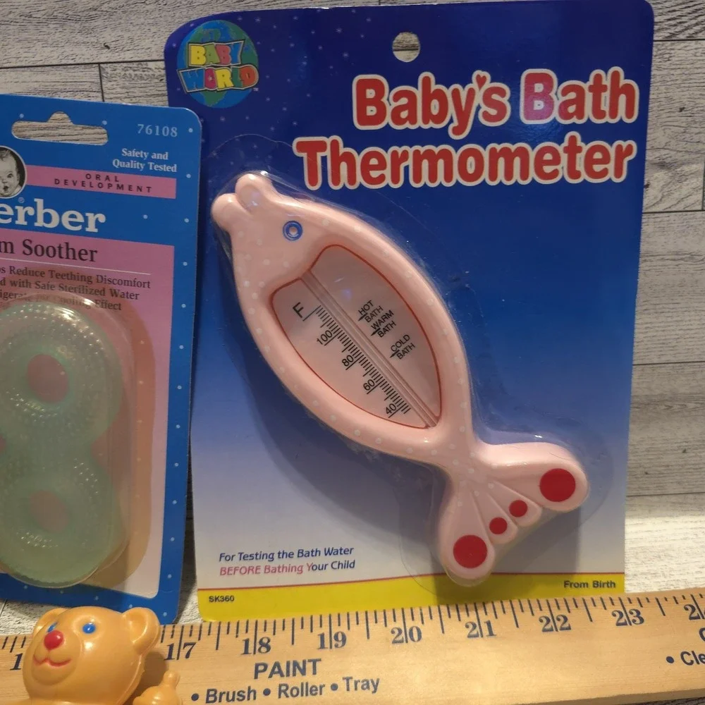 Lot of 4 Vintage Baby Items Rattle Bath Thermometer Bear‎ Play - Picture 4 of 13